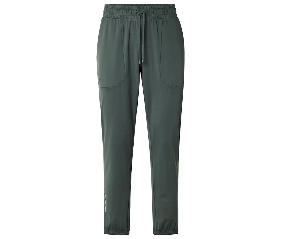 Eine graue Jogginghose mit Kordelzug und Taschen ist vor einem weißen Hintergrund zu sehen.