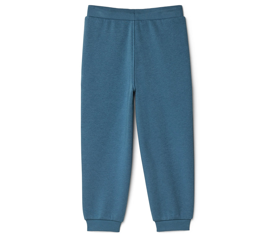 Blaue Jogginghose mit elastischem Bund und Bündchen liegt auf einem weißen Hintergrund.