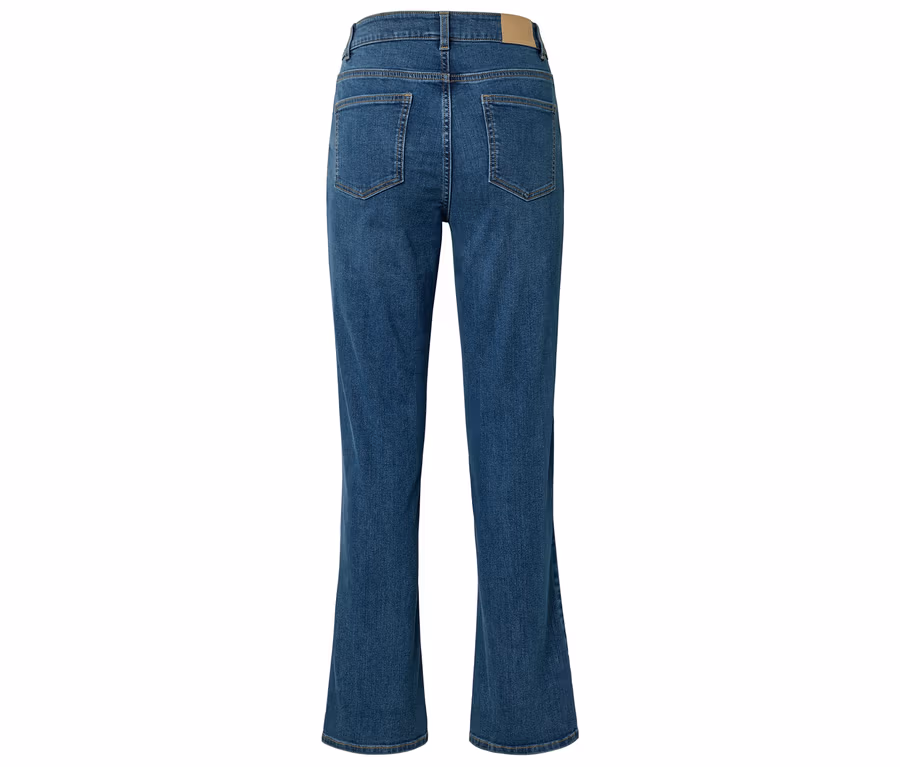 Rückansicht einer blauen Jeanshose mit geradem Bein.