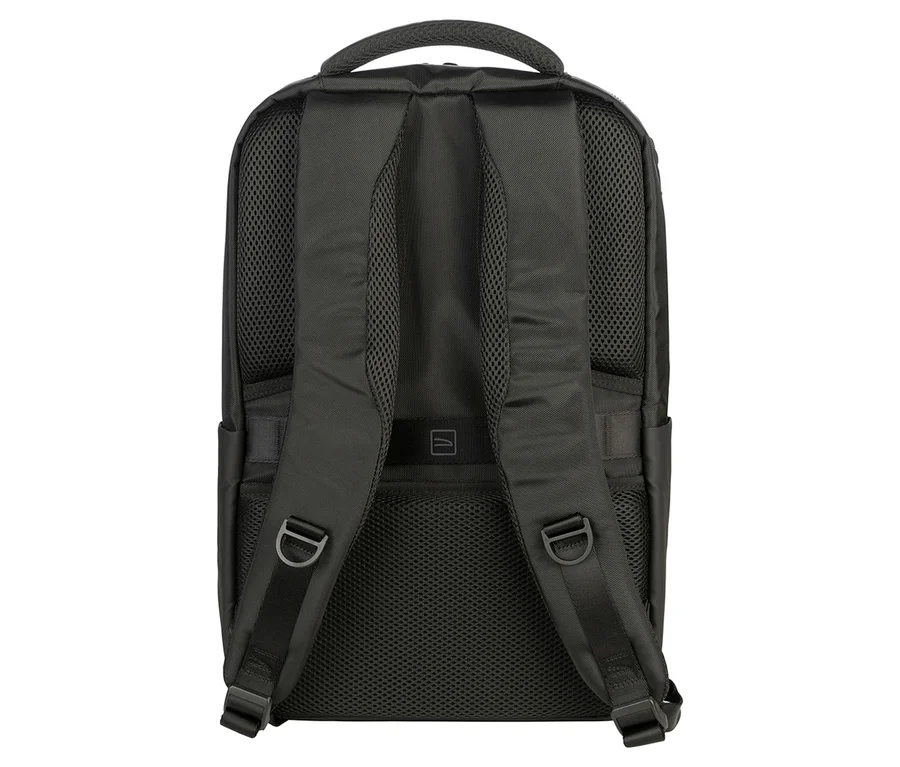 Nahaufnahme der Rückseite eines schwarzen Rucksacks mit Griff und verstellbaren Trägern.