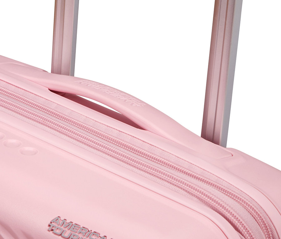 Nahaufnahme eines rosa American Tourister Koffers mit silbernem Griff.