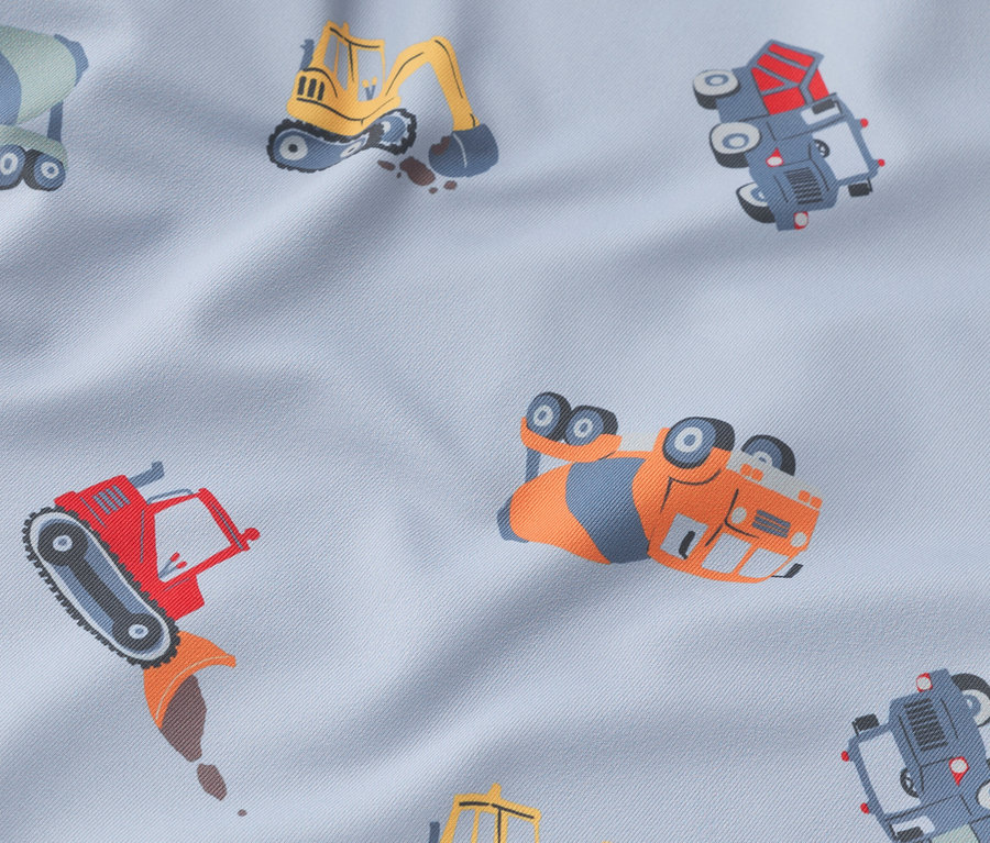 Auf hellblauem Stoff sind verschiedene Baustellenfahrzeuge abgebildet.