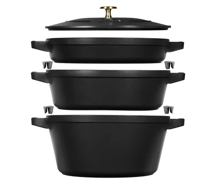 Gestapeltes, dreiteiliges STAUB Kochtopf-Set »La Cocotte« mit Deckel und Topfgriffen.