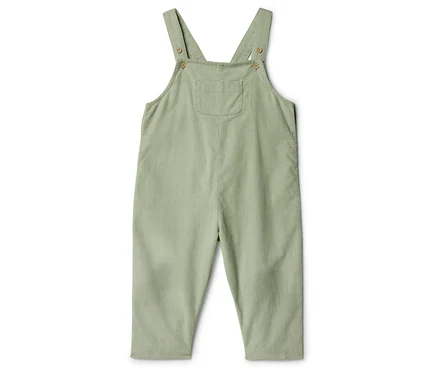 Hellgrüne Kinderlatzhose mit Tasche auf der Brust, isoliert auf weißem Hintergrund.