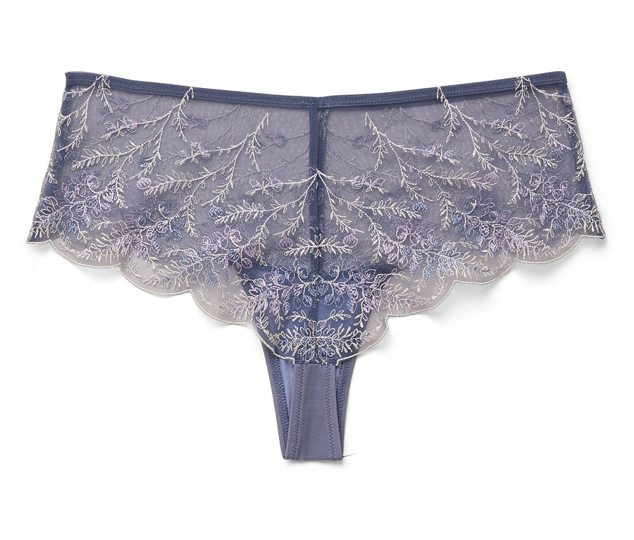 Blaue Damenunterwäsche mit floraler Spitze auf weißem Grund.