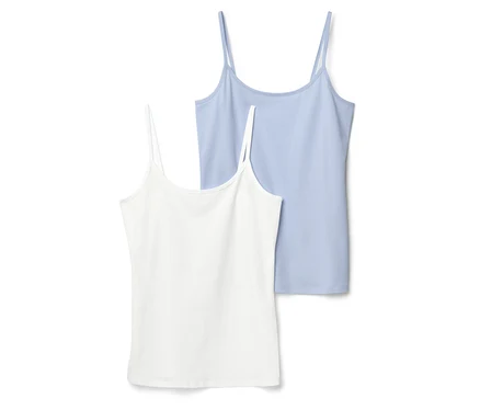 Zwei Tanktops, eines in Weiß und eines in Hellblau, liegen übereinander.