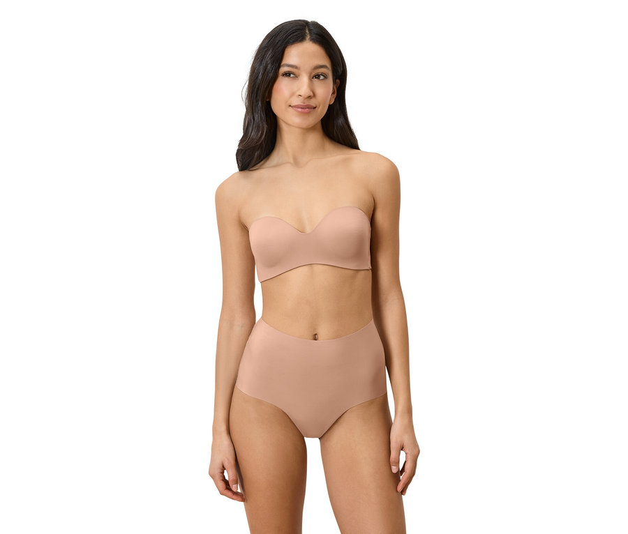 Frau trägt trägerlosen BH und hochtaillierte Unterhose in einem Hautton.
