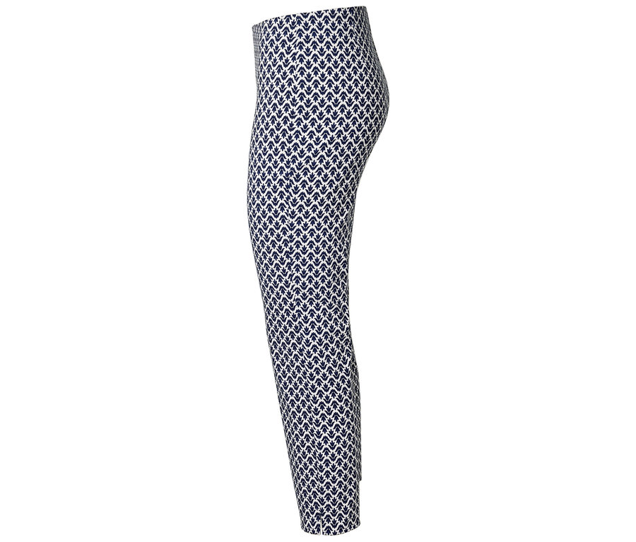 Nahaufnahme einer Hose mit blau-weissem Muster.