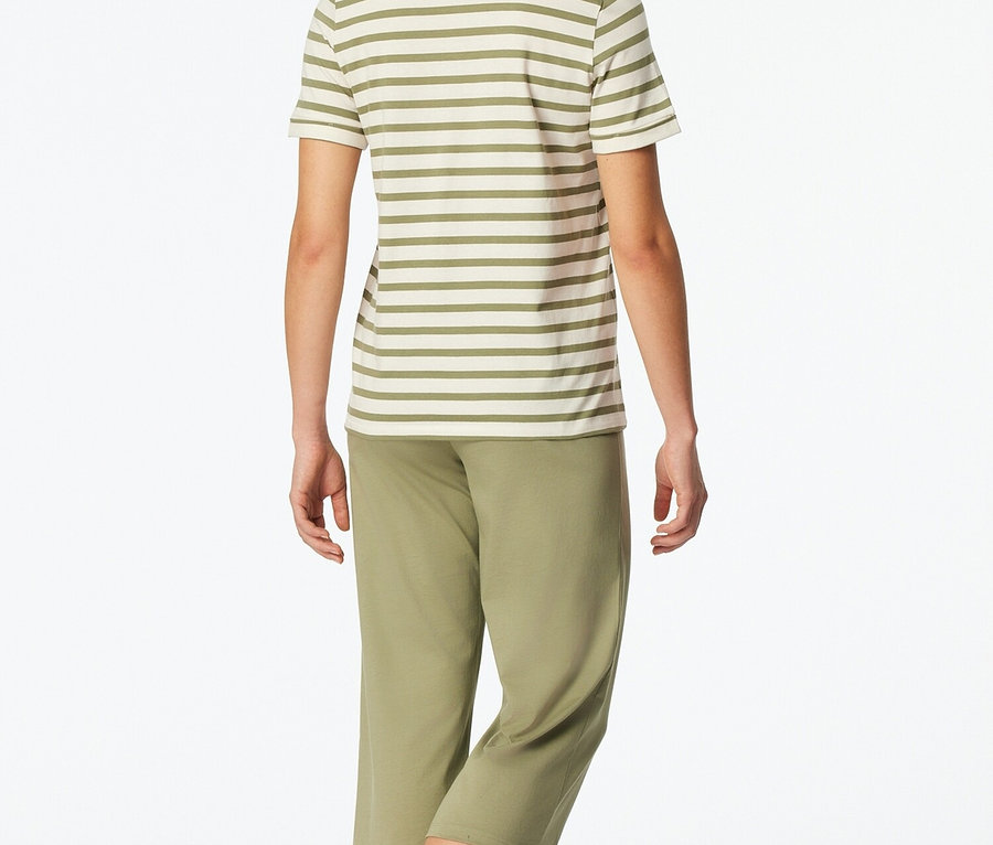 Frau von hinten in gestreiftem Oberteil und grüner Hose.