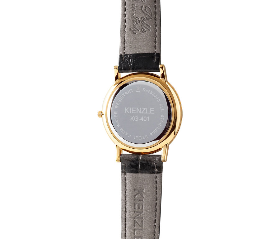 Nahaufnahme der Rückseite einer goldenen Kienzle KG-401 Uhr mit schwarzem Lederarmband.