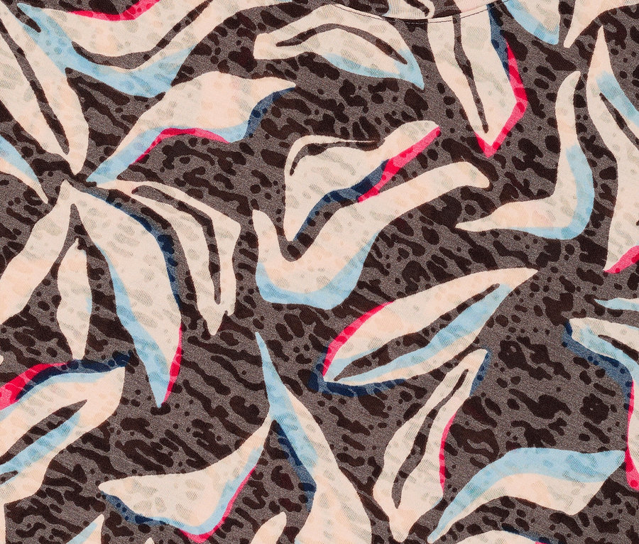 Nahaufnahme des blauen CECIL Kurzarmshirts mit abstraktem Muster und braunem Halsausschnitt.