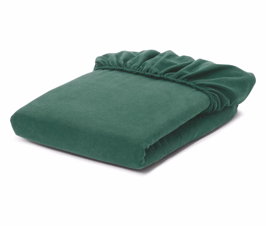 Gefaltetes, smaragdgrünes Spannbettlaken mit elastischen Kanten, auf einem weißen Hintergrund.