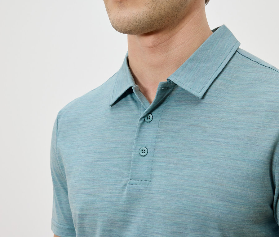 Nahaufnahme eines Mannes, der ein hellblaues Poloshirt trägt.