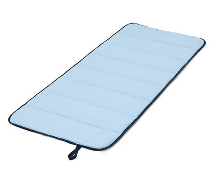 Hellblaue, gesteppte Wickelauflage mit dunkelblauer Umrandung auf einem weißen Hintergrund.