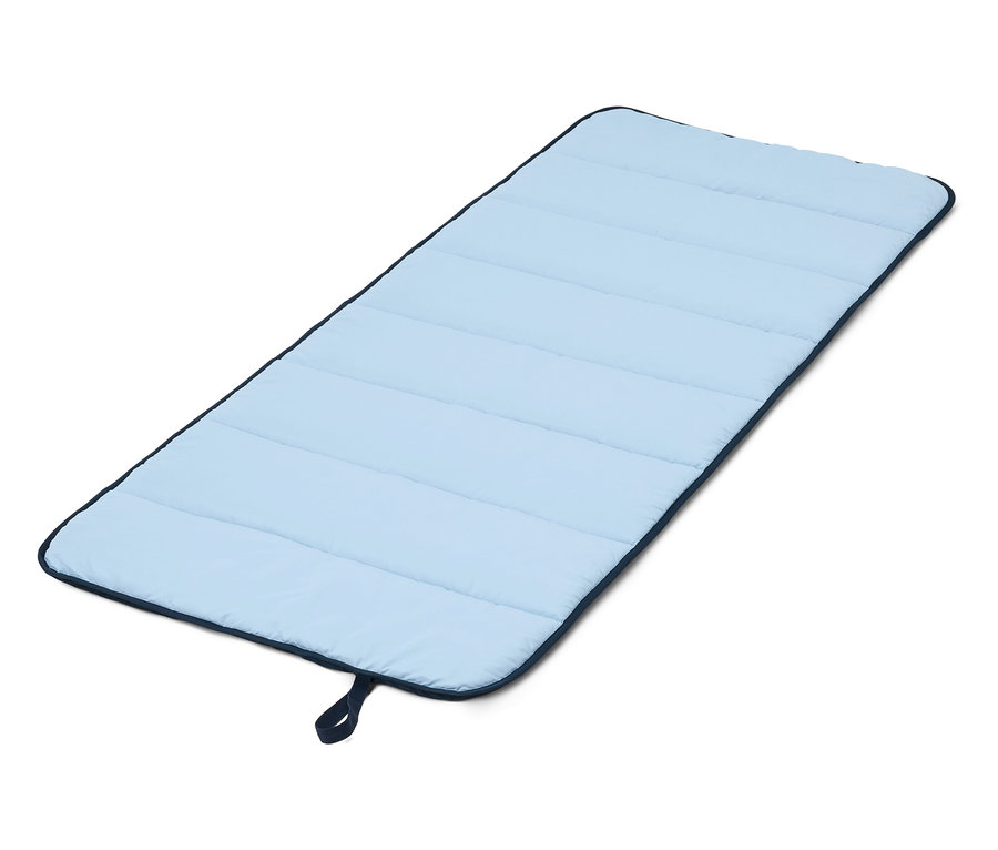 Hellblaue, gesteppte Wickelauflage mit dunkelblauer Umrandung auf einem weißen Hintergrund.