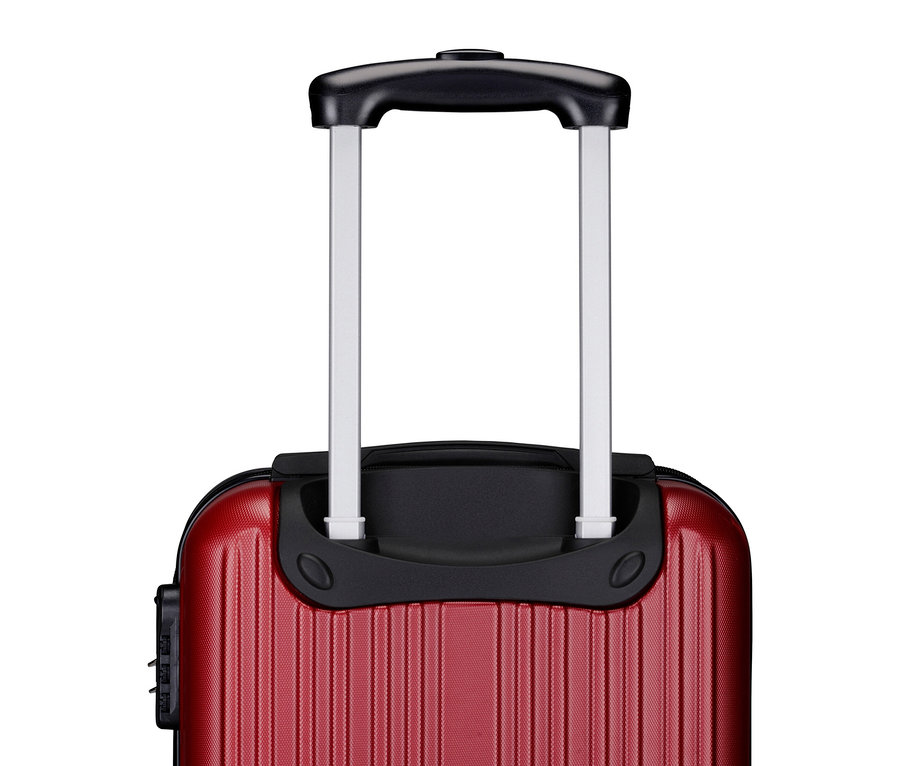 Nahaufnahme eines roten Koffers mit ausziehbarem Griff vor einem weißen Hintergrund.