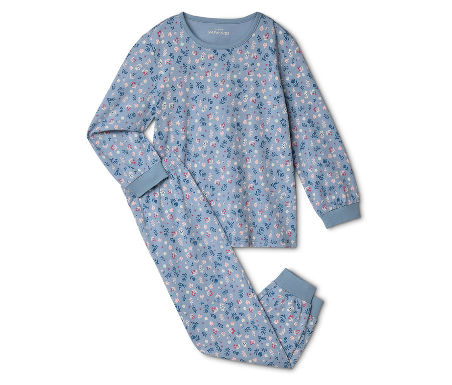 Hellblauer, blumengemusterter Schlafanzug, bestehend aus einem langärmeligen Oberteil und einer Hose, liegt auf einem weißen Hintergrund.