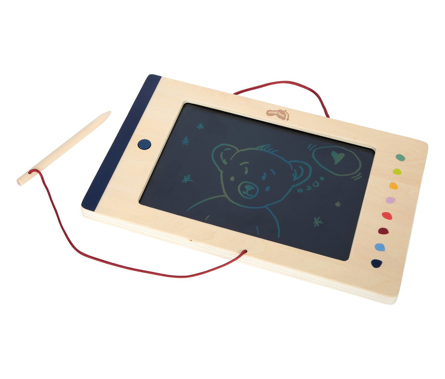 Die small foot LCD Schreibtafel »Educate« mit Bärenzeichnung und Stift liegt auf weißem Grund.