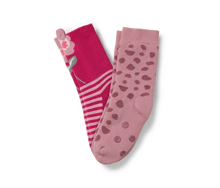 Zwei Paar Socken: ein Paar rosa mit Blumenmuster und Streifen, das andere hellrosa mit braunen Punkten.