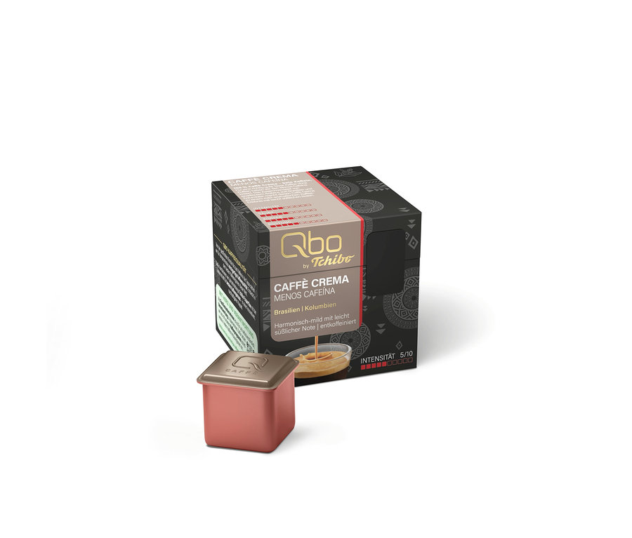 Eine Qbo by Tchibo Kaffeekapselpackung "Caffè Crema Menos Cafeína" (entkoffeiniert) aus Brasilien und Kolumbien, harmonisch-mild mit leicht süßlicher Note, Intensität 5/10, neben einer rötlich-braunen Kaffeekapsel.