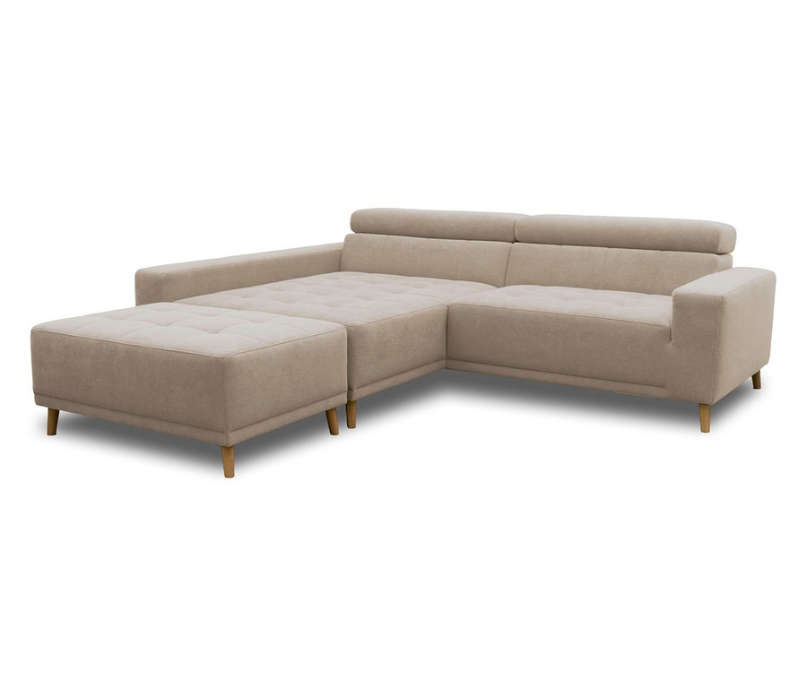 Ein beiges L-förmiges Ecksofa mit einem angebauten Ottoman. Das Sofa verfügt über getuftete Sitzkissen, verstellbare Kopfstützen und helle Holzbeine.