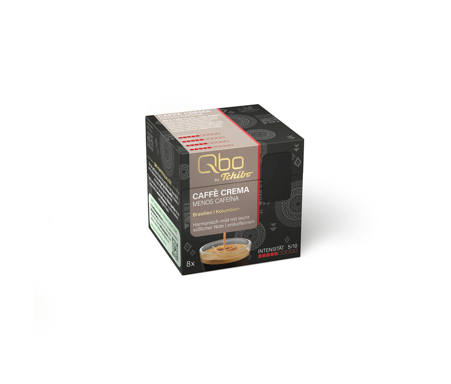 Eine dunkelgraue Qbo by Tchibo Caffè Crema Menos Cafeína Kaffeekapselpackung mit goldfarbenen Mustern. Die Packung zeigt eine Tasse Kaffee mit Crema, die Herkunft Brasilien/Kolumbien, die Geschmacksbeschreibung harmonisch-mild mit leicht süßlicher Note, entkoffeiniert, Intensität 5/10 und 8 Kapseln.