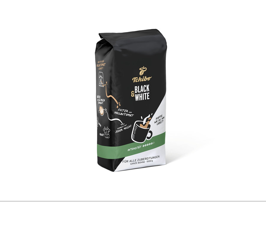 Schwarze und weiße Tchibo "BLACK & WHITE - 1 kg Ganze Bohne" Kaffeepackung mit grünem Streifen und Illustrationen zur Kaffeezubereitung.