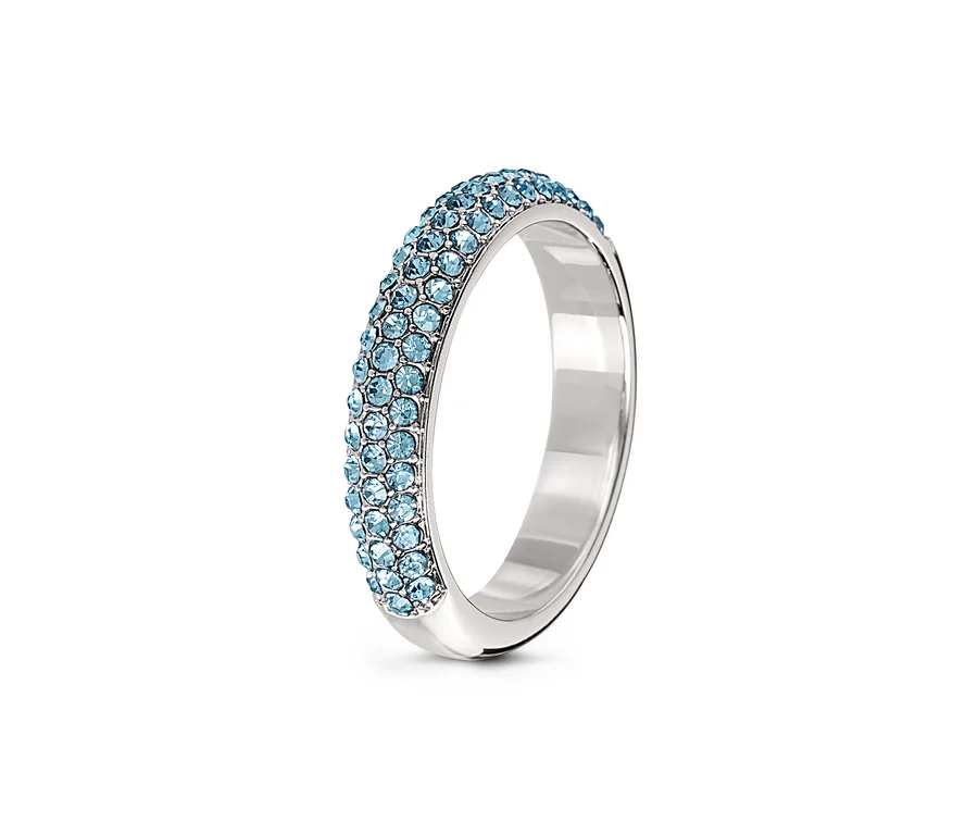 Nahaufnahme eines silberfarbenen Rings, der mit hellblauen Kristallen besetzt ist.