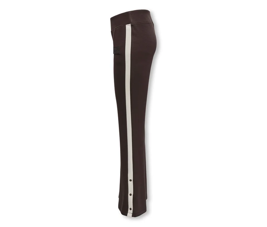 Dunkelbraune Hose mit weißem Seitenstreifen und Druckknöpfen am unteren Bein, von der Seite gesehen.