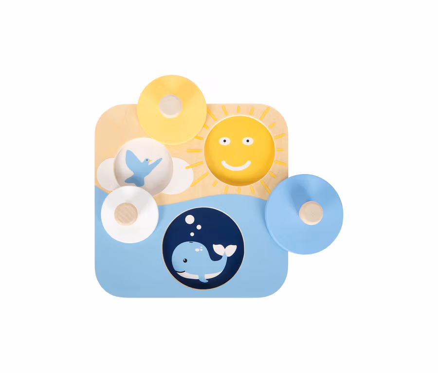 small foot Baby-Box, 10–12 Monate: Ein Holzspielzeug mit einem lächelnden Sonnenmotiv, Wolken mit einem blauen Vogel und einem Wal im Wasser. Drei farbige Drehscheiben sind angebracht.