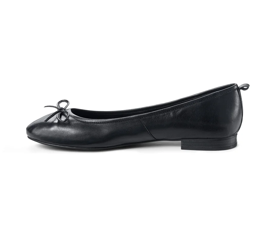 Schwarzer Leder-Ballerina mit Schleife.