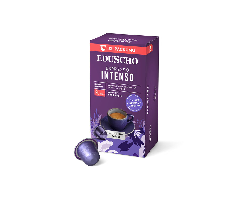 Eine Packung Eduscho Espresso Intenso Kaffeekapseln steht neben einer Kapsel und einer Tasse Kaffee.