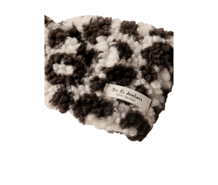 Flauschiges Street One Stirnband mit schwarz-weißem Animal-Print und einem 'Str. O. Ateliers'-Etikett.