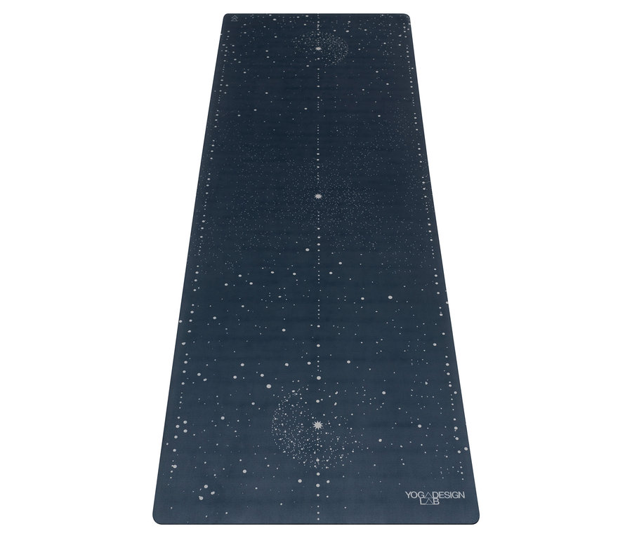 Eine marineblaue Yogamatte mit einem weißen Sternmuster.