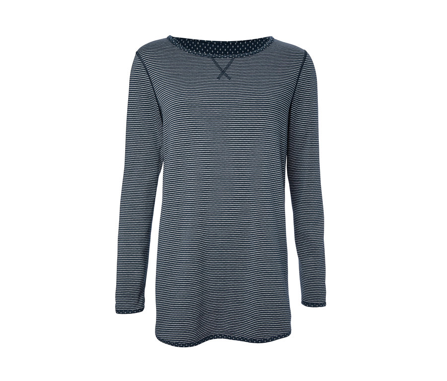 Gestreiftes Oberteil der Wendepyjama mit Leggings.