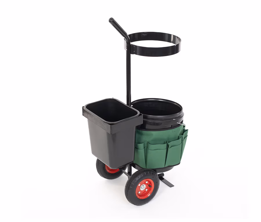Ein schwarzer Universal-Garten-Trolley mit Rädern mit roten Naben und einem Griff.
