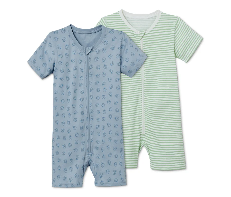 Zwei Shorty-Pyjamas, eine blau mit Marienkäfermuster, die andere grün-blau gestreift.
