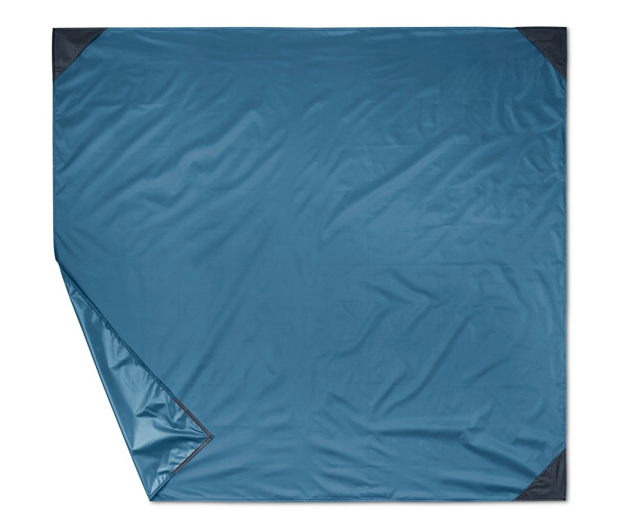 Eine blaue Mini-Picknickdecke mit dunkelgrauen Ecken.