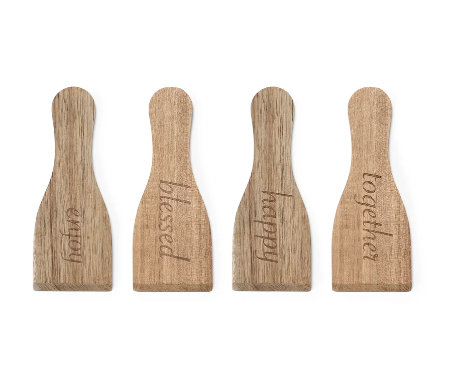Vier Holz-Raclette-Schieber mit den Aufschriften "enjoy", "blessed", "happy" und "together".