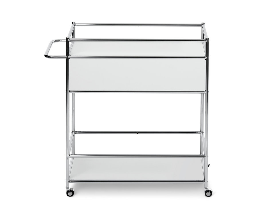 Ein Design-Barwagen aus Metall mit drei Ablagen und Schublade.