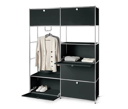Schwarzer Systemschrank Metall »CN3« mit offenen Fächern und verstauter Kleidung.