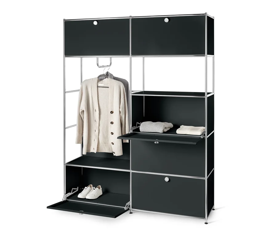 Schwarzer Systemschrank Metall »CN3« mit offenen Fächern und verstauter Kleidung.