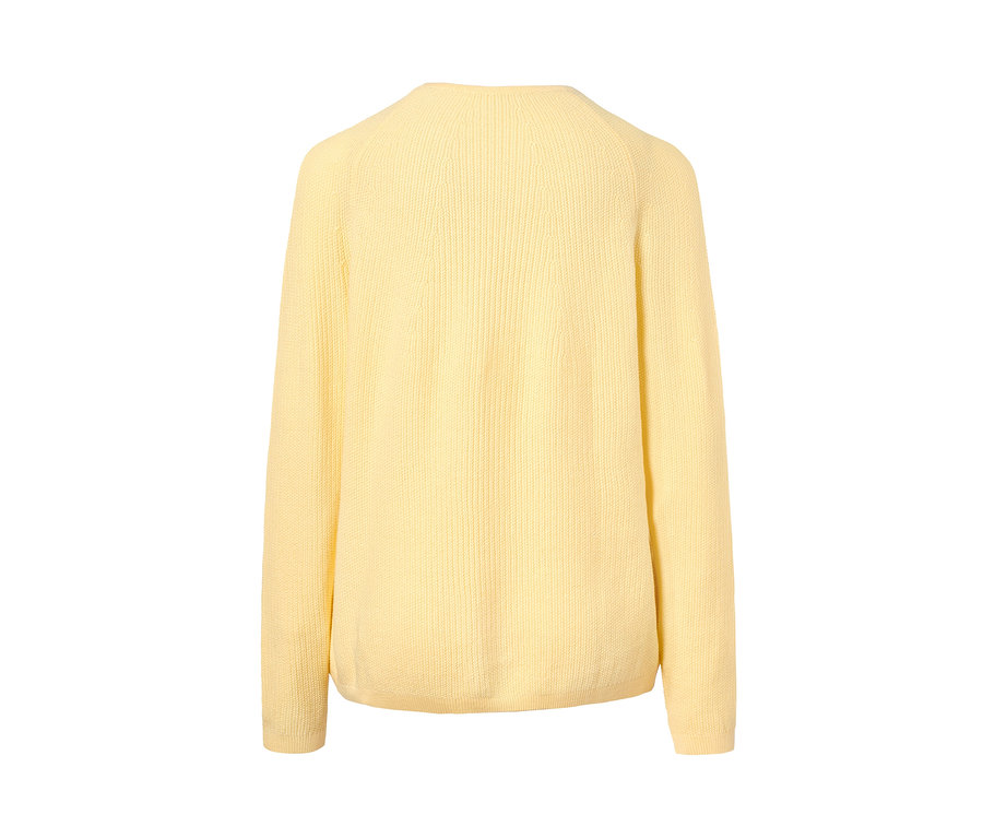 Detailansicht eines gelben Strickpullovers.