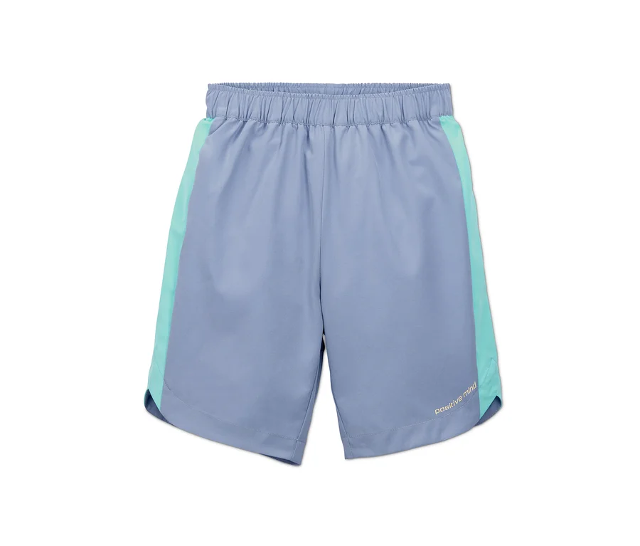 Blaue Sportshorts aus recyceltem Material mit türkisen Streifen an den Seiten.