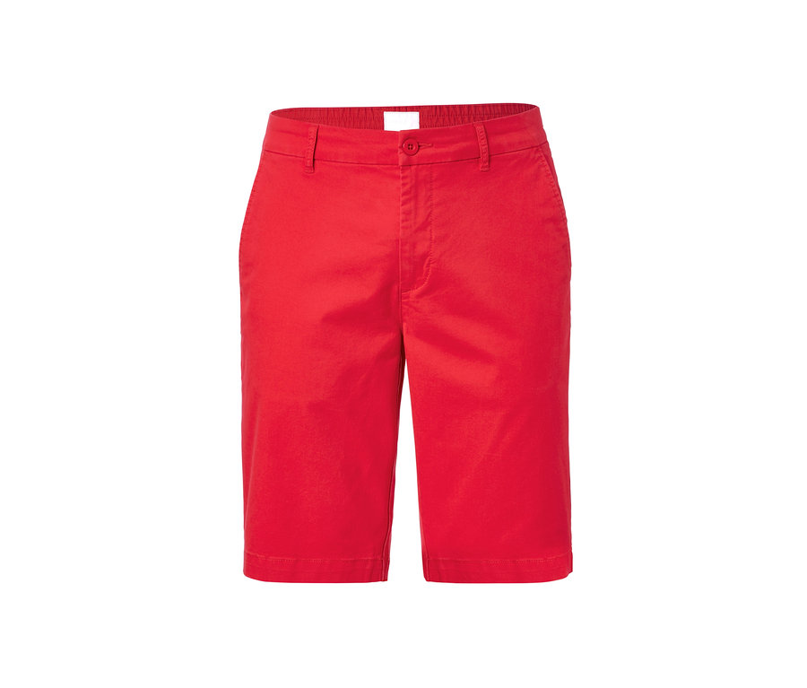 Rote Chino-Shorts.