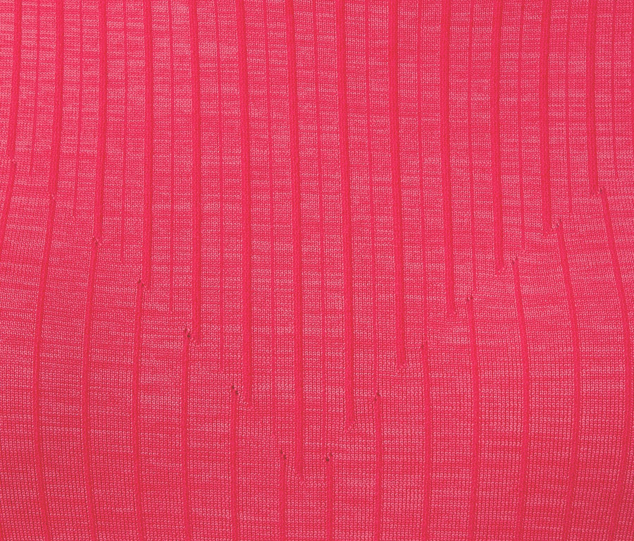 Detailaufnahme eines roten Seamless-Funktionsshirts, rot meliert.
