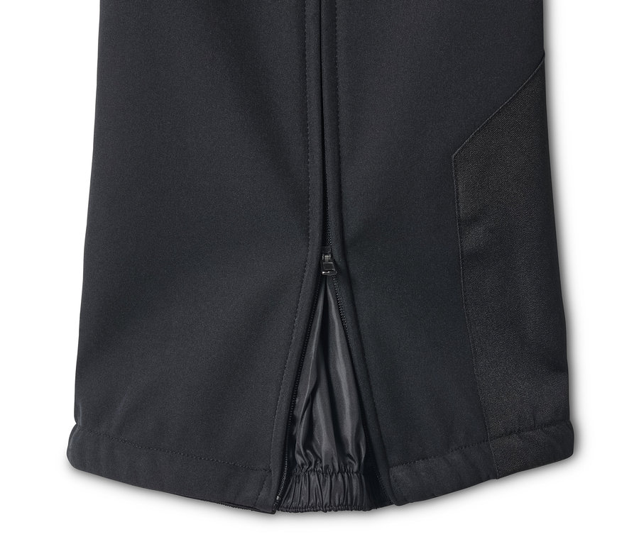 Detailaufnahme einer schwarzen Jetskihose mit Reißverschluss am Knöchel.