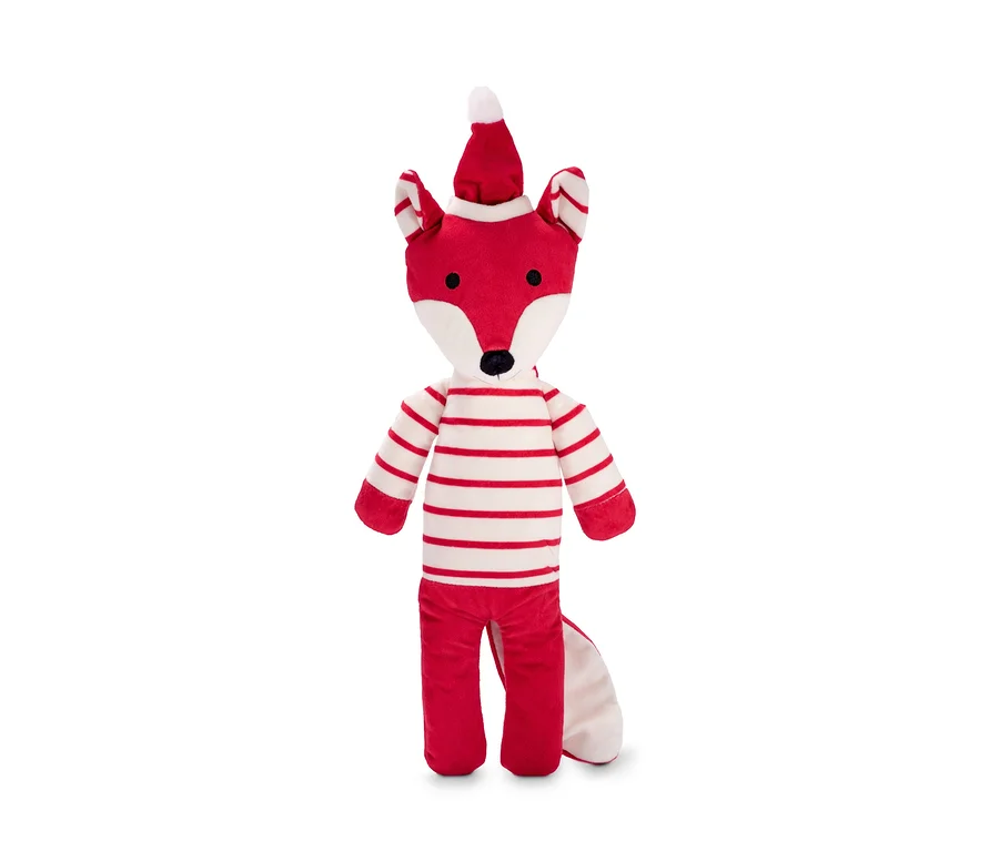 Ein Hunde-Plüschspielzeug in Form eines Fuchses mit roter Mütze und gestreiftem Pullover.