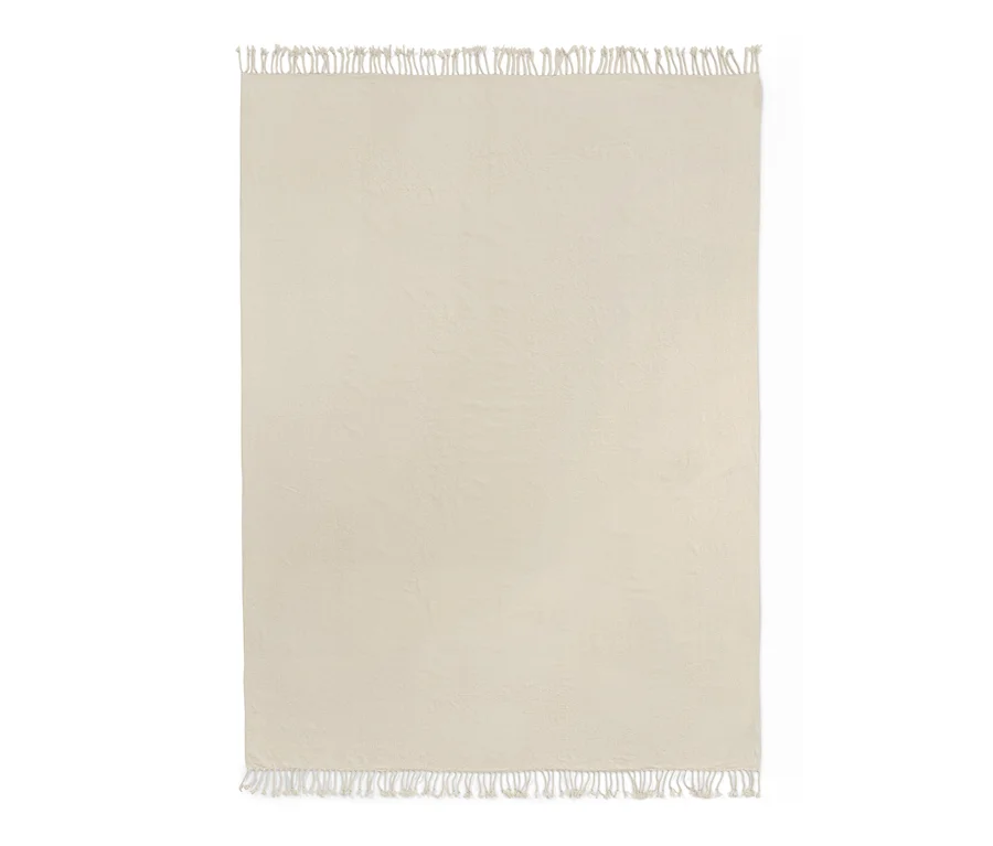 Eine beige Chenille-Wohndecke mit Fransen an den Enden.