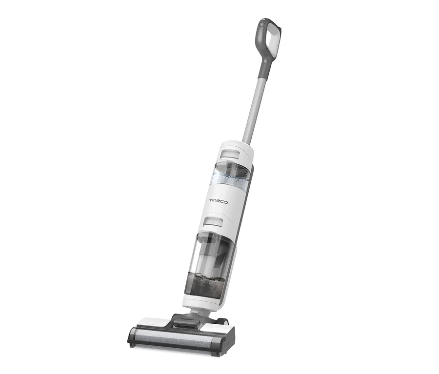 Ein weißer Tineco Nass- und Trockensauger »iFloor Breeze Essentials« vor weißem Hintergrund.